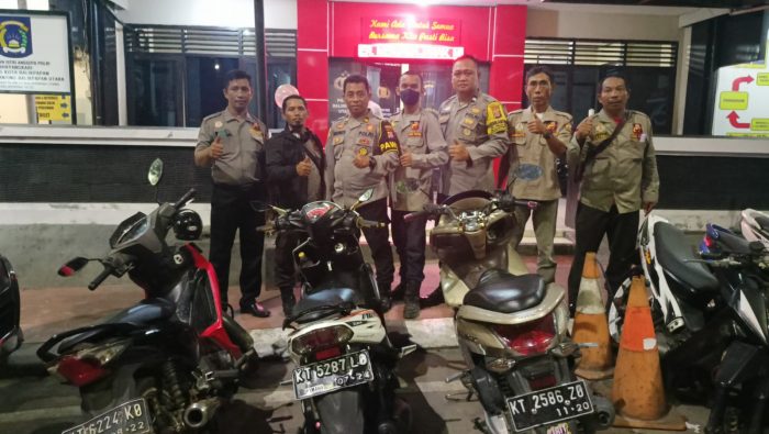 Bhabinkamtibmas Kelurahan Graha Indah Aiptu Ardian Wempi Antariksa bersama Potensi Masyarakat Graha Indah yaitu URK FKPM Graha Indah mengamankan anak muda yang berada di Gang Sepakat 1 Rt.43 Graha Indah, pada hari Sabtu (5/11/2022) malam. Foto: BorneoFlash.com/Niken Sulastri.