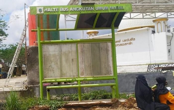 Salah satu halte yang berada di sepanjang Jalan Projakal Kilometer 5,5 Kelurahan Graha Indah, Kecamatan Balikpapan Utara. Foto: BorneoFlash.com/Niken Sulastri.