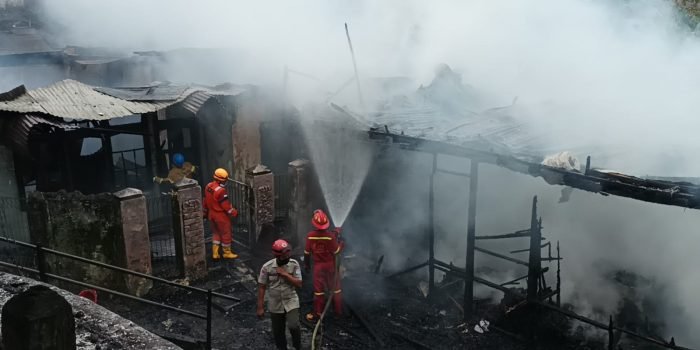 Petugas Pemadam Kebakaran saat memadamkan api yang melahap rumah warga yang berada di Jalan KH Agus Salim RT 32 Kelurahan Klandasan Ulu, Kecamatan Balikpapan Kota, pada hari Selasa (8/11/2022). Foto: BorneoFlash.com/Niken Sulastri.