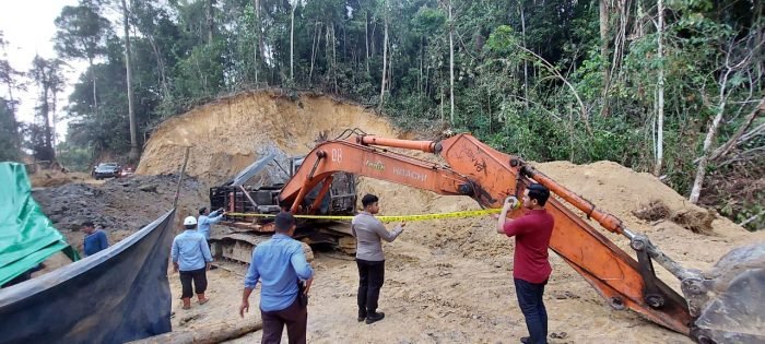 Polda Kaltim berhasil mengungkap kasus illegal mining atau tambang ilegal di Kampung Pegat Bukur Kecamatan Sambaliung Kabupaten Berau, Selasa (08/11/2022). Foto: HO/Humas Polda Kaltim.