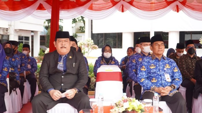 Ketua DPRD Kota Balikpapan H Abdulloh hadir pada upacara peringatan Hari Pahlawan di Halaman Kantor Wali Kota Balikpapan, pada hari Kamis (10/11/2022). Foto: BorneoFlash.com/Ist.