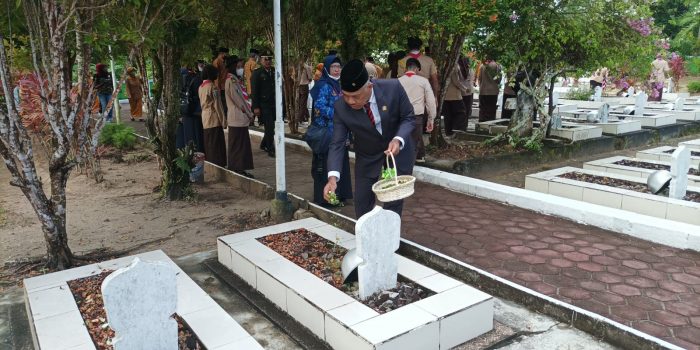 Peringati Hari Pahlawan, Budiono Ikuti Upacara di TMP Dharma Agung 