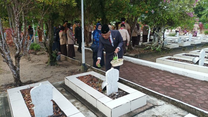 Wakil Ketua DPRD Balikpapan Budiono Tabur Bunga di Taman Makam Pahlawan (TMP) Dharma Agung pada hari Kamis (10/11/2022). Foto: BorneoFlash.com/Niken Sulastri.