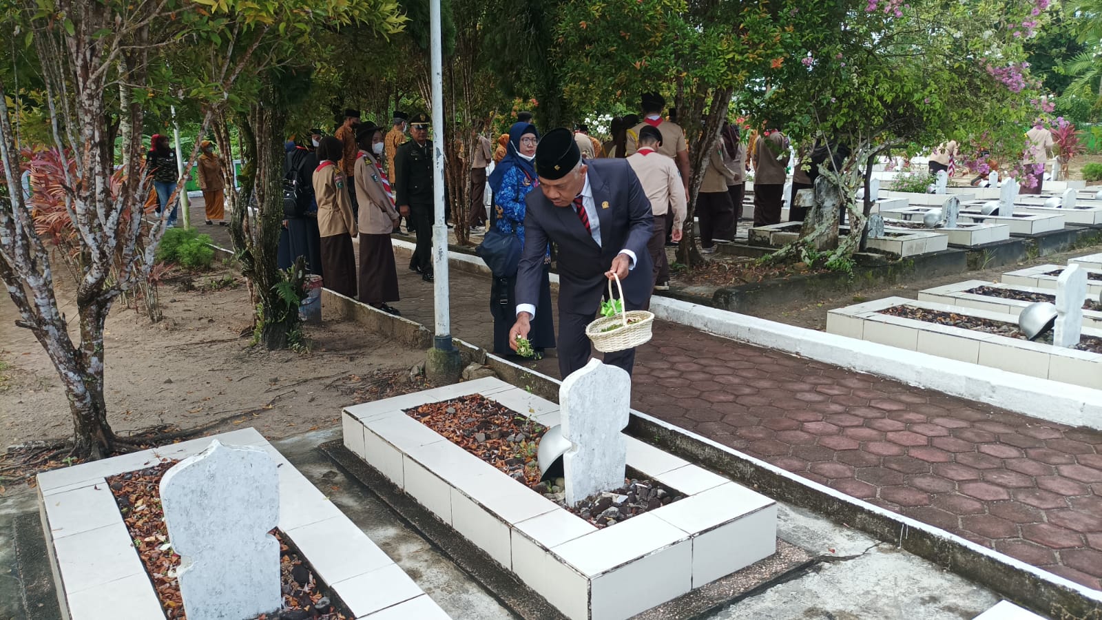 Peringati Hari Pahlawan, Budiono Ikuti Upacara di TMP Dharma Agung 