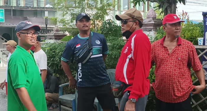 Ketua LPM Gunung Samarinda Halili Adinegara saat meninjau kerja bakti RT 23 Kelurahan Gunung Samarinda membangun poskamling, Minggu (13/11/2022). Foto: BorneoFlash.com/Niken Sulastri.