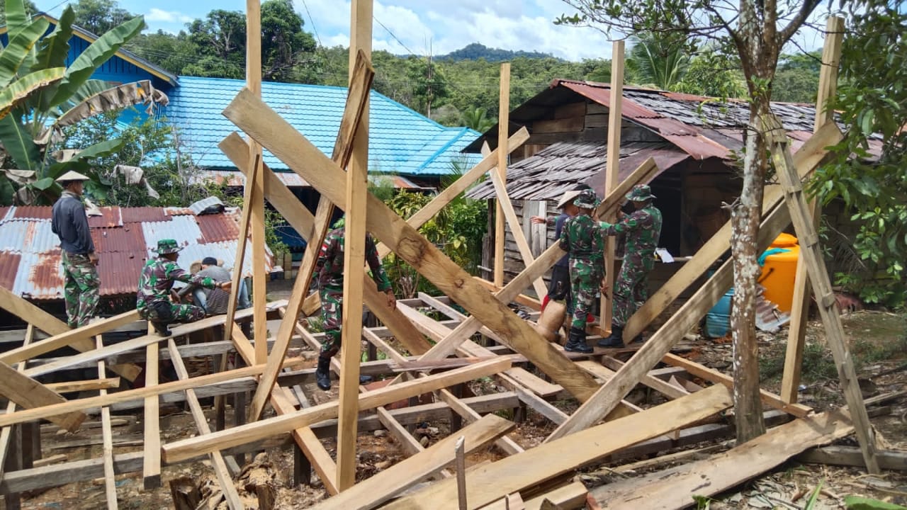 Satgas Pamtas Yonarmed 5/105 Tarik/PG Bersama Warga Long Pujungan Membangun RTLH