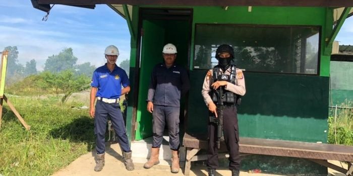 Personel Ditsamapta Polda Kaltim laksanakan patroli dan pengamanan di sekitar kawasan pos pam dermaga dan bangunan jalan Tol Pulau Balang Kelurahan Pantai Lango Kecamatan Penajam Kabupaten Penajam Paser Utara Provinsi Kalimantan Timur, Senin (14/11/2022).