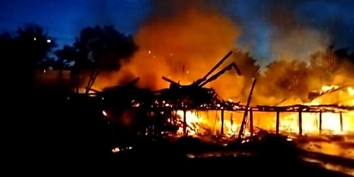 Gudang barang bekas di kawasan RT 5 Jalan Marsma R Iswahyudi, Kelurahan Sepinggan Raya, Kecamatan Balikpapan Selatan, sekitar pukul 18:10 Wita, pada hari Selasa (15/11/2022) malam. Foto: BorneoFlash.com/Ist.