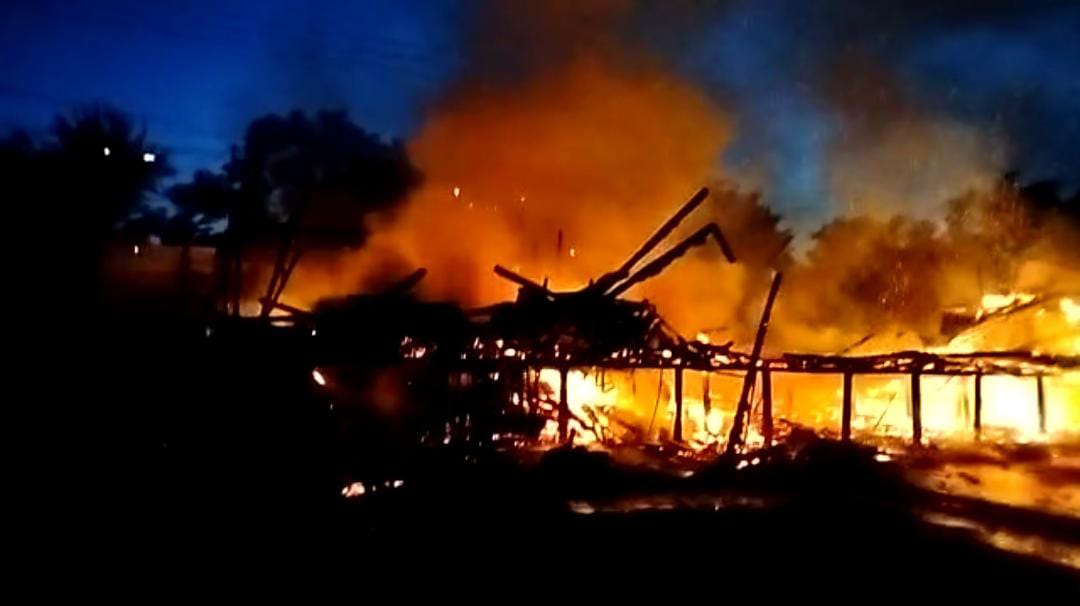 Api Bakar Gudang Barang Bekas di Gunung Bakaran 