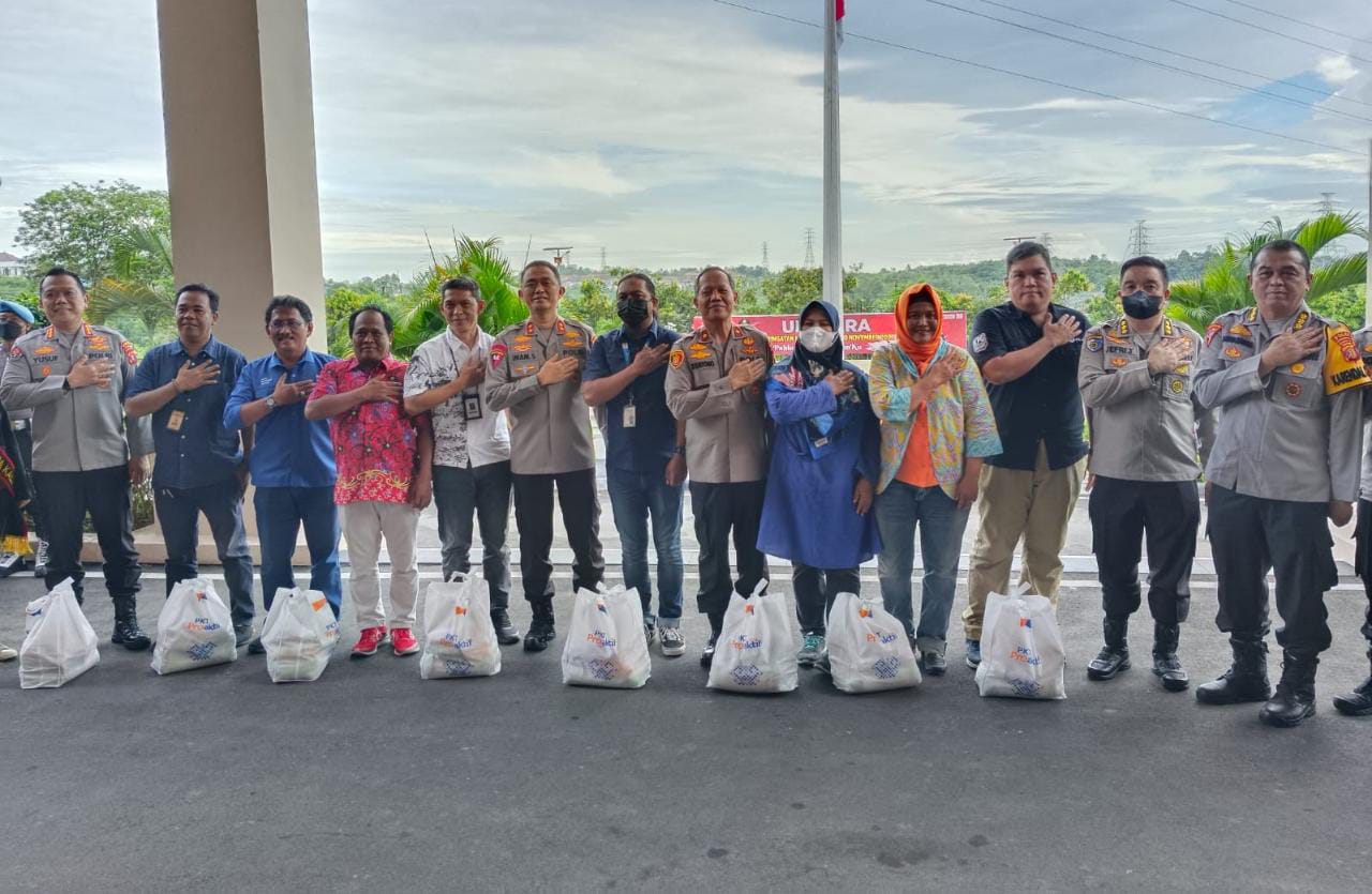 Polda Kaltim Bagikan Paket Sembako Kepada Puluhan Wartawan Balikpapan