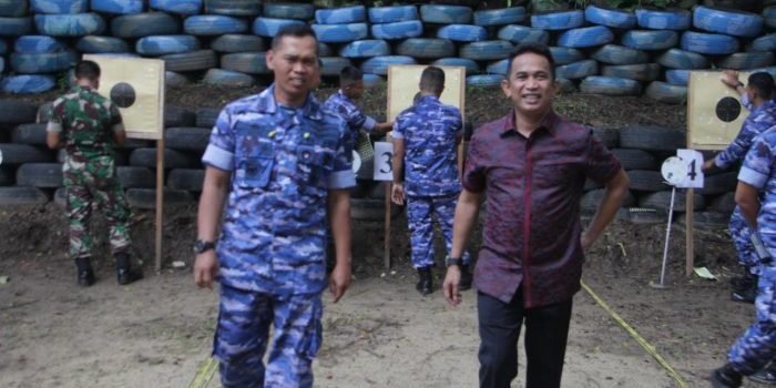 Komandan Lanud Dhomber Kaltim, Kolonel Pnb Sidik Setiyono bersama Wali Kota Balikpapan H Rahmad Mas'ud saat latihan menembak, di Lapangan Tembak Pistol  Lanud Dhomber Kaltim, pada hari Kamis (17/11/2022). Foto: BorneoFlash.com/Ist.