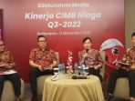 (ki-ka) Head of Region Kalimantan & Indonesia Timur CIMB Niaga Alip Hanoky, Presiden Direktur CIMB Niaga Lani Darmawan dan Direktur Business Banking CIMB Niaga Rusly Johannes, Chief of Network and Digital Banking CIMB Niaga Budiman Tanjung saat Media Session Pertumbuhan Kinerja CIMB Niaga Q3-2022 di Balikpapan, Kamis (17/11/2022). Foto : BorneoFlash.com/Niken Sulastri.
