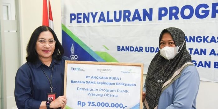 General Manager Bandara SAMS Sepinggan Rika Danakusuma saat menyerahkan bantuan dana bagi pelaku UMK, di Gedung Administrasi PT Angkasa Pura I Balikpapan, pada hari Rabu (16/11/2022). Foto: BorneoFlash.com/Ist.