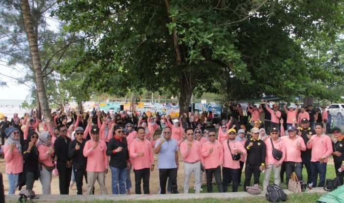 KJS provinsi Kaltim bersama Plt Camat Balikpapan Timur Ruddy Iskandar di Pantai Manggar Segara Sari, Minggu (20/11/2022). Foto: BorneoFlash.com/Niken Sulastri.
