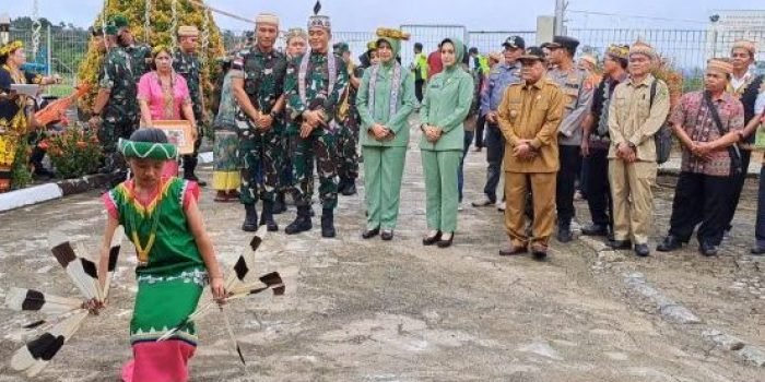 Wabup Mahulu Yohanes Avun didampingi Dandim Kubar saat Menyambut kedatangan Pangdam VI/Mulawarman Mayjen TNI Tri Budi Utomo serta menyerahkan bantuan Presiden kepada murid SDN 005 Long Lunuk, (Sabtu 19/11/2022). Foto: HO.