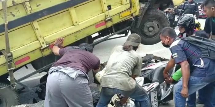 Hilang Kendali, Truk Tabrak Kendaraan Berhenti di Pinggir Jalan 