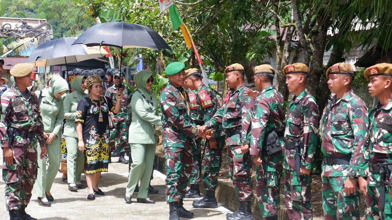 Satgas Pamtas RI-Malaysia Yonarmed 5 Pancagiri SSK 4 Pos Long Bagun Terima Kunjungan Pangdam VI/Mulawarman