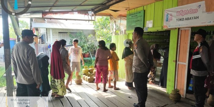 Personil Polsek Tanah Grogot, melakukan patroli ke Pangkalan LPG 3 kg  di wilayah Kecamatan Tanah Grogot Rabu (23/11/2022). Foto: HO/Humas Polres Paser.