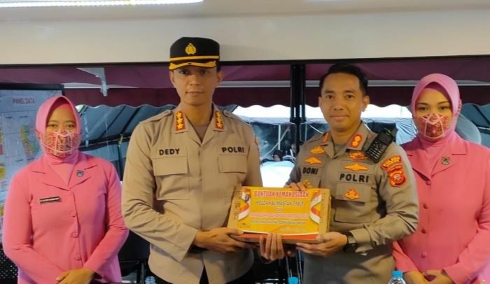 Direktur Intelkam Polda Kaltim mewakili Kapolda Kaltim Irjen Pol. Drs. Imam Sugianto, M. Si, menyalurkan pemberian bantuan kemanusiaan bagi korban bencana gempa bumi di Cianjur, Jawa Barat, Jumat(25/11/2022). Foto: BorneoFlash.com/Ist.