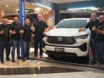 Management TAM saat acara Launching All New Kijang Innova Zenix di atrium Pentacity Mall Balikpapan, Sabtu, (26/11/2022). Foto: BorneoFlash.com/Ardian.