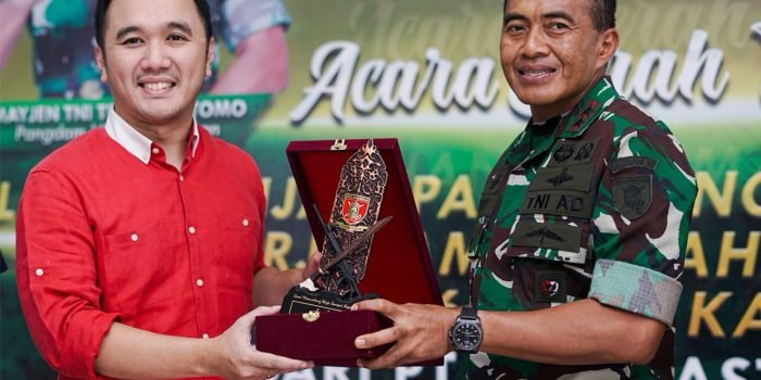 Adri Martowardojo selaku perwakilan langsung dari MMS Group Indonesia menyerahkan lahan sebesar 36,8 ha kepada Mayjen TNI Tri Budi Utomo, Pangdam VI/Mulawarman