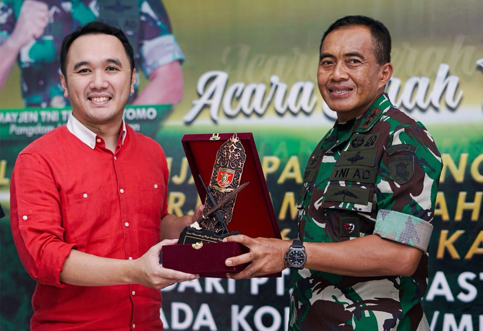 Adri Martowardojo selaku perwakilan langsung dari MMS Group Indonesia menyerahkan lahan sebesar 36,8 ha kepada Mayjen TNI Tri Budi Utomo, Pangdam VI/Mulawarman