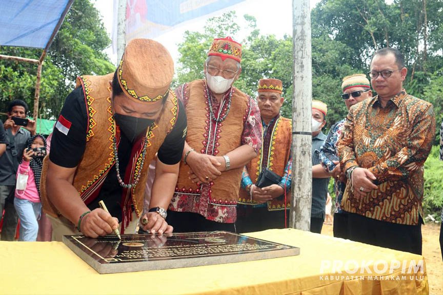 Bupati Mahulu Bersama Uskup Agung Samarinda Resmikan Gereja Katolik Stasi St. Thomas Danum Paroy