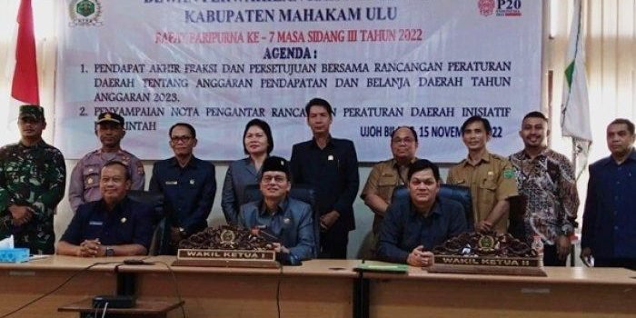 Asisten I Bidang Pemerintahan dan Kesra drg. Agustinus Teguh Santoso, M.Adm., Kes., menyampaikan nota pengantar 6 rancangan peraturan daerah (ranperda) inisiatif Pemerintah Kabupaten Mahulu tahun 2022, bertempat di Ruang Rapat I Kantor Bappelitbangda, Sel