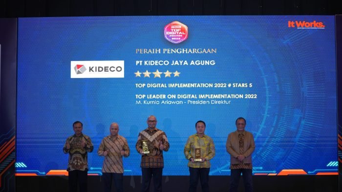 Direktur Utama Kideco, M. Kurnia Ariawan (tengah) berfoto bersama dengan Ketua Tim Pelaksana Dewan Teknologi Informasi dan Komunikasi Nasional Dr. Ing. Ilham Akbar Habibie MBA.. Foto: HO/Kideco.