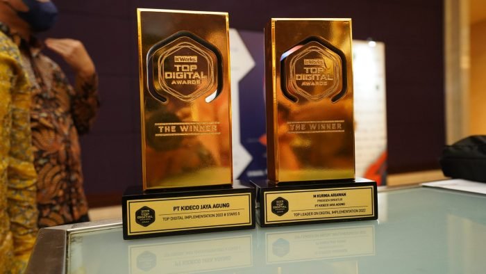 Kideco Meraih Penghargaan Top Digital Award 2022, yakni Top Digital Implementation 2022 level Star 5 dan Top Leader on Digital Implementation 2022. Foto: HO/Kideco.