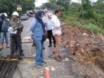 Pengerjaan proyek pengendali Banjir DAS Ampal yakni pelebaran drainase Jalan MT Haryono tepatnya di Global Sport saat ditinjau Anggota DPRD Kota Balikpapan Beberapa waktu lalu. Foto: BorneoFlash.com/Niken Sulastri.
