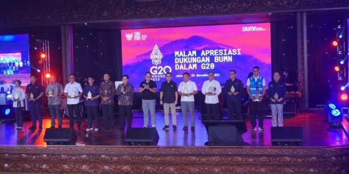 Menteri BUMN Erick Thohir memberikan apresiasi kepada PT Angkasa Pura I, di Sasono Utomo Taman Mini Indonesia Indah (TMII), Selasa (29/11/2022). Foto: BorneoFlash.com/Ist.