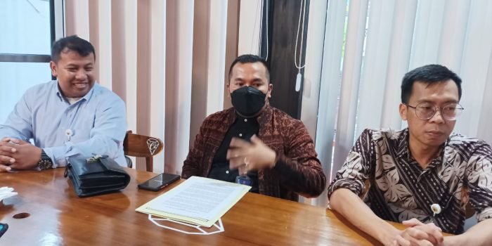 Kepala Kanwil V KPPU Manaek SM Pasaribu, saat temu media di Scako Coffee and Resto, Balikpapan pada hari Kamis (1/12/2022) sore. Foto: BorneoFlash.com/Niken Sulastri.