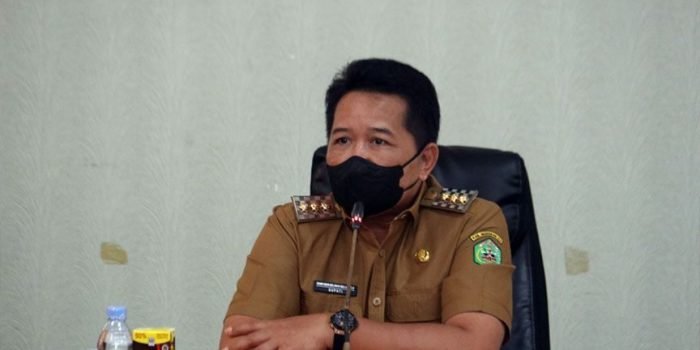 Bupati Mahakam Ulu Bonifasius Belawan Geh, S.H., M.E memimpin Rapat Pimpinan membahas capaian realisasi serapan anggaran APBD 2022 di Ruang Rapat Bappelitbangda Mahulu, Selasa (29/11/2022). Foto: HO.