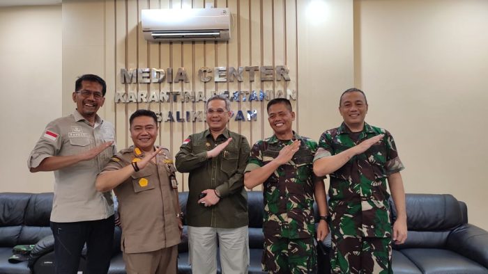 Wakil Menteri Pertanian (Wamentan) RI Harvick Hasnul Qolbi, kunjungi Kantor Karantina Pertanian Balikpapan.Senin (5/12/2022). Foto: HO.