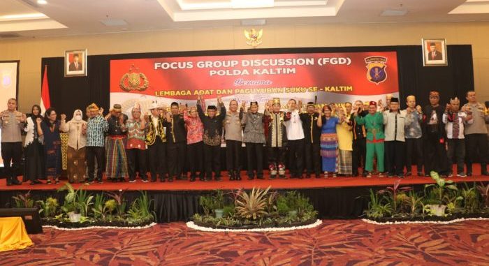 Polda Kaltim menggelar Focus Group Discussion (FGD) bersama Lembaga Adat dan Paguyuban Suku se-Kalimantan Timur di Platinum Hotel Balikpapan, Rabu (7/12/2022). Foto: BorneoFlash.com/Ist.
