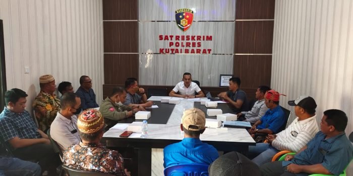 Mediasi antara masyarakat dengan pihak manajemen PT NGU-5 berlangsung di ruang Restorative Justice Satreskrim Polres Kubar. Dipimpin Kanit Idik II Tipidter Satreskrim Polres Kubar, Ipda H Agus Supriyanto, dihadiri Kabag Pemerintahan Mahulu Yopi Anyang, Ca