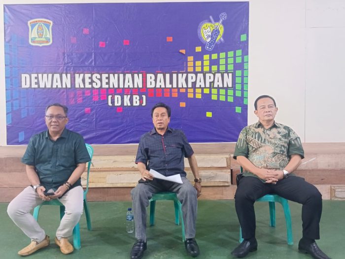 Ketua Dewan Kesenian Balikpapan (DKB), Karmin Laonggeng didampingi Sekretaris DKB Yudi Valen dan Koordinator Umum Panitia Alvian Nur di aula Dewan Kesenian Balikpapan, Jalan Telaga Sari, Balikpapan, Kamis (8/12/2022). Foto: BorneoFlash.com/Ist.