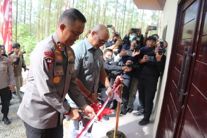Kapolda Kaltim Irjen Pol Drs. Imam Sugianto, M.Si, saat meresmikan posko pengamanan IKN Nusantara Kelurahan Bukit Raya Kecamatan Sepaku, Jum’at (9/12/2022). Foto: BorneoFlash.com/Ist.