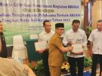 Ketua LPM Gunung Samarinda Halili Adinegara saat menerima penghargaan dari Wali Kota Balikpapan H Rahmad Mas'ud, di Hotel Grand Senyiur Balikpapan pada hari Senin (12/12/2022). Foto: BorneoFlash.com/Ist.