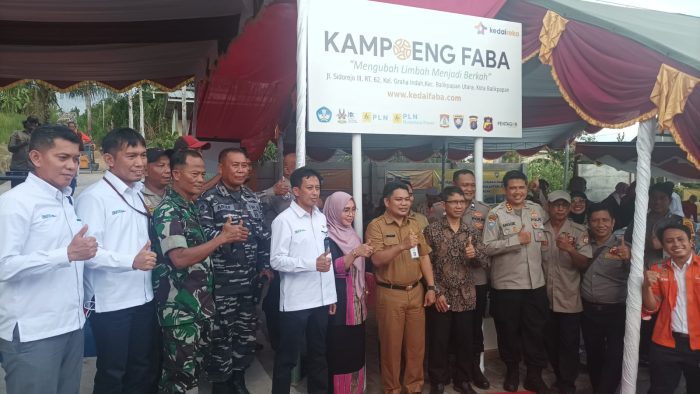 General Manager PLN Unit Induk Pembangkitan dan Penyaluran Kalimantan, Abdul Salam Nganro saat meresmikan Kampoeng FABA, di Jalan Sidorejo III  RT 62, Kelurahan Graha Indah, Kecamatan Balikpapan Utara Balikpapan, pada hari Senin (12/12/2022). Foto: BorneoFlash.com/Niken Sulastri.