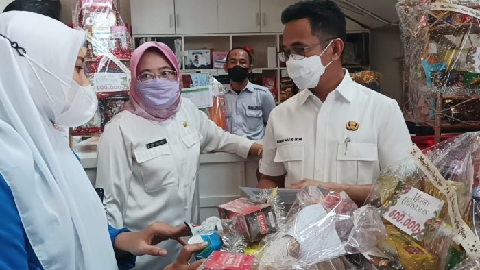 Wali Kota Balikpapan H Rahmad Mas'ud saat sidak di Yova Mart Gunung Malang, Rabu (14/12/2022). Foto: BorneoFlash.com/Niken Sulastri.