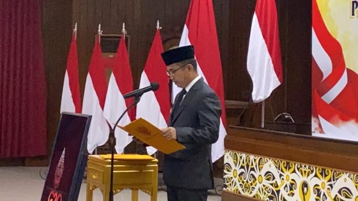 Wali Kota Balikpapan H Rahmad Mas'ud saat melantik Muhaimin sebagai Sekda Kota Balikpapan, di Aula Balai Kota Balikpapan, pada hari Kamis (15/12/2022). Foto: BorneoFlash.com/Ist.