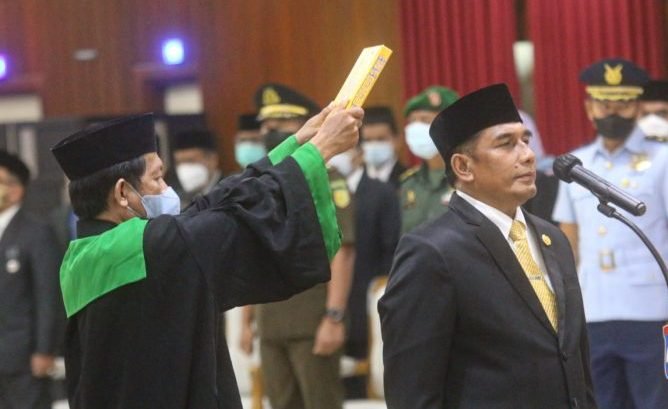 Sekretaris Kota (Sekda) Kota Balikpapan Muhaimin saat dilantik oleh Wali Kota Balikpapan H Rahmad Mas'ud, Aula Balai Kota, pada hari Kamis (15/12/2022). Foto: BorneoFlash.com/Ist.