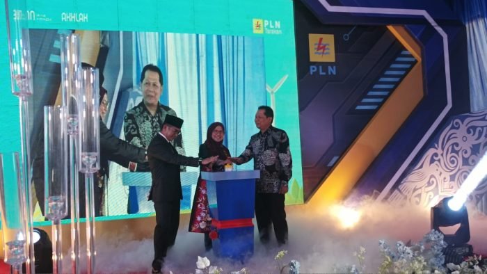 Wali Kota Balikpapan H Rahmad Mas'ud, Direktur Retail dan Niaga PT PLN (Persero), Edi Srimulyanti bersama Direktur Utama PT PLN Tarakan, I Ketut Wiriana saat menekan tombol sirine Peresmian Kantor Pusat PT PLN Tarakan di Balikpapan , pada hari Kamis (15/12/2022). Foto: BorneoFlash.com/Niken Sulastri.