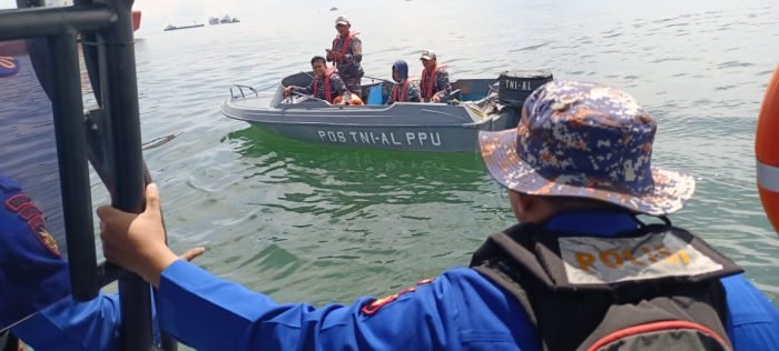 Tim Gabungan Polairud dan Basarnas berhasil menemukan perahu yang tenggelam di perairan Balikpapan - Penajam Kabupaten Penajam Paser Utara (PPU),  Kamis (15/12/2022). Foto: HO/Humas Polda Kaltim. Tim Gabungan Polairud dan Basarnas berhasil menemukan perahu yang tenggelam di perairan Balikpapan - Penajam Kabupaten Penajam Paser Utara (PPU),  Kamis (15/12/2022). Foto: HO/Humas Polda Kaltim.