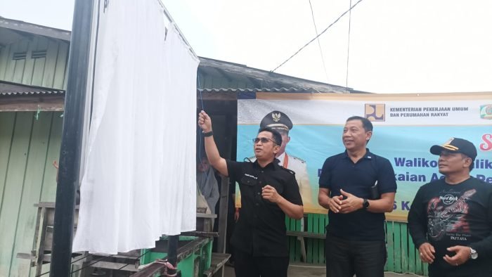 Wali Kota Balikpapan H Rahmad Mas'ud meresmikan Program Hibah Air Minum Perkotaan untuk MBR bagi warga Gang Rakyat RT 36 Kelurahan Klandasan Ilir, Kecamatan Balikpapan Kota, pada hari Jumat (16/12/2022). Foto: BorneoFlash.com/Niken Sulastri.