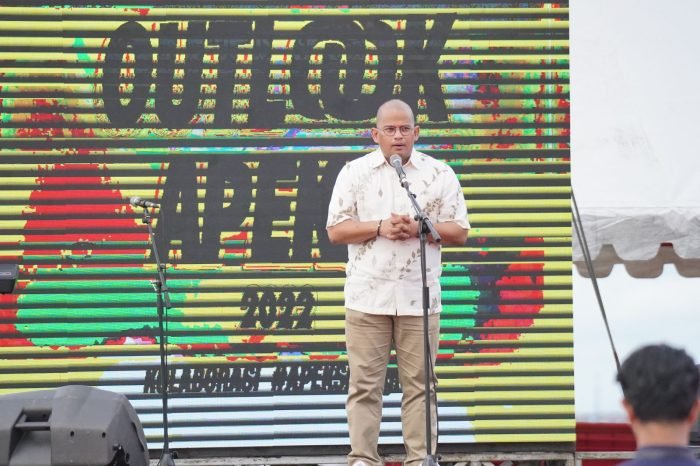 Staf Ahli Mendagri, Togap Simangunsong hadir dalam kesempatan tersebut mewakili Menteri Tito Karnavian membacakan sambutan dalam kegiatan Outlook Apeksi Tahun 2022, di Kapal Tongkang HL 270, Sabtu (17/12/2022).  Foto: BorneoFlash.com/Ist.