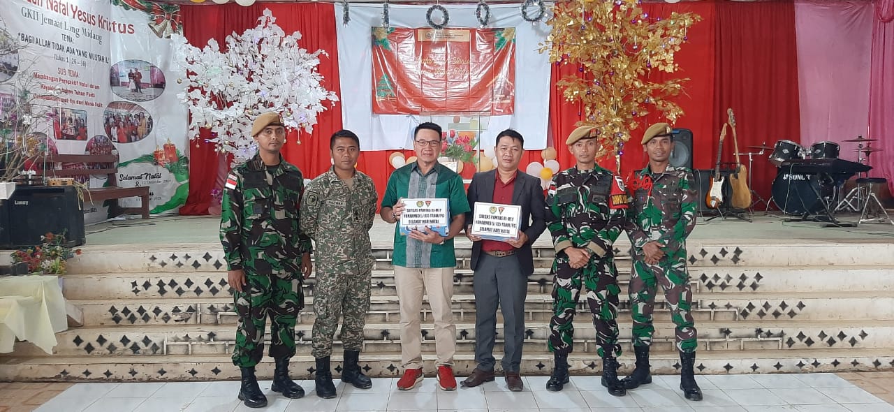 Sambut Natal, Satgas Pamtas Yonarmed 5/105 Tarik/PG Bagikan AlKitab