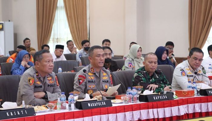Kapolda Kaltim Irjen Pol Drs. Imam Sugianto, M.Si saat memimpin Rakor Lintas sektoral dalam rangka kesiapan operasi lilin Mahakam 2022, di Gedung Mahakam Polda Kaltim, Senin (19/12/2022). Foto: HO/Humas Polda Kaltim.